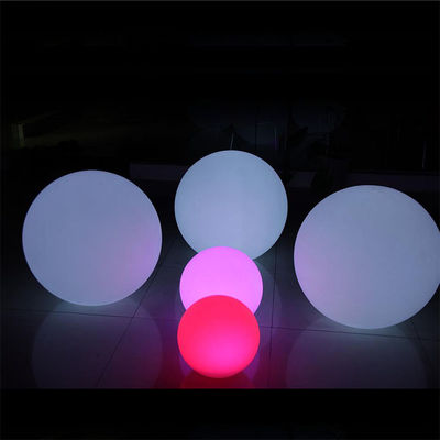다채로운 야외에 매달린 LED 빛 공