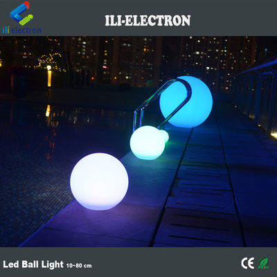 수영장 옆 플라스틱 LED 조명 공