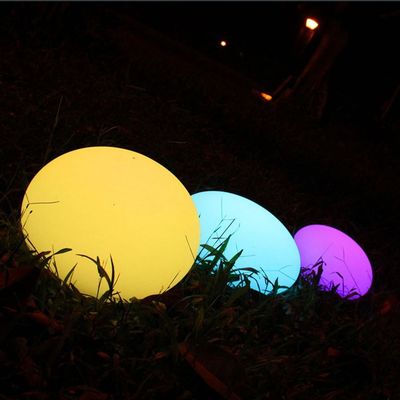 플라스틱 LED 마법 공등을 사용하는 야외
