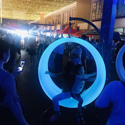 오락 시설 켜져있는 프레임과 함께 반짝이는 LED 스윙