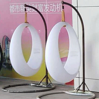 오락 시설 켜져있는 프레임과 함께 반짝이는 LED 스윙
