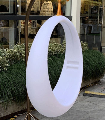오락 시설 켜져있는 프레임과 함께 반짝이는 LED 스윙