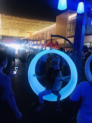 오락 시설 켜져있는 프레임과 함께 반짝이는 LED 스윙