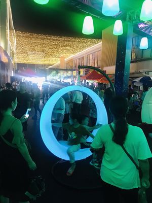 오락 시설 켜져있는 프레임과 함께 반짝이는 LED 스윙